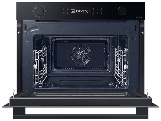 Otwarty piekarnik, z ciemnym wnętrzem, elementami sterującymi i wyświetlaczem. Czarny wygląd zewnętrzny.