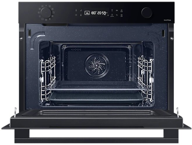 Czarny piekarnik, otwarty z rusztami i wyświetlaczem cyfrowym. Włączone oświetlenie wewnętrzne. Stalowa rama.