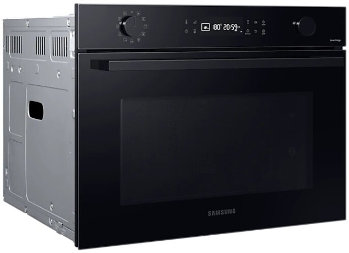 Czarny piekarnik z wyświetlaczem cyfrowym i logo Samsung.