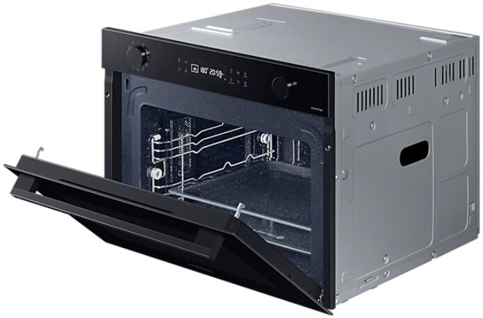 Piekarnik z otwartymi drzwiami. Ma czarny przód z wyświetlaczem cyfrowym. Srebrne boki.