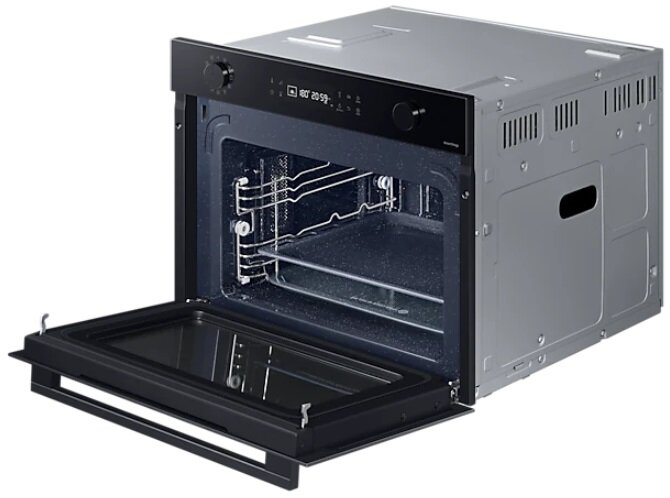 Czarny piekarnik z otwartymi drzwiami. Wnętrze z rusztami i tacą. Wyświetlacz pokazuje czas i temperaturę.