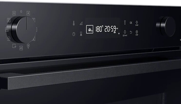 Czarny panel sterowania piekarnika z wyświetlaczem cyfrowym pokazującym ustawienia i czas.