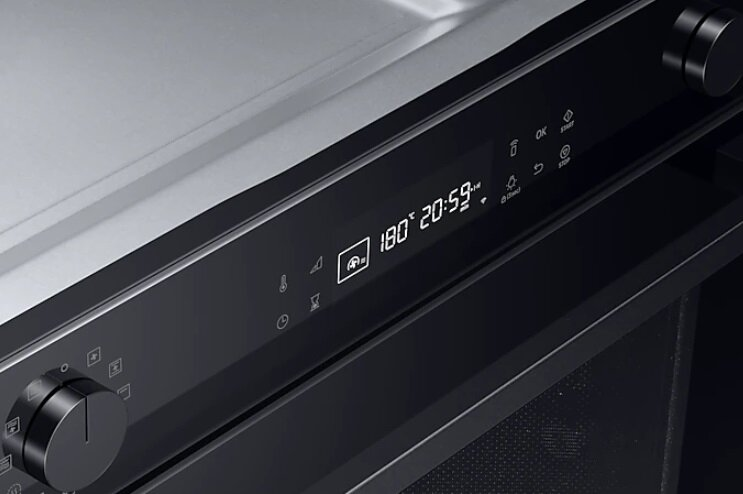 Zbliżenie panelu sterowania piekarnika. Czarne tło z wyświetlaczem cyfrowym i przyciskami.