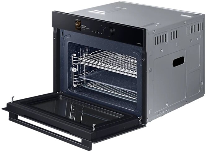 Srebrny piekarnik z otwartymi drzwiami, pokazujący ruszty w środku. Panel sterowania jest czarny.