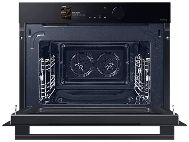 Otwarty piekarnik z ekranem wyświetlającym przepis.