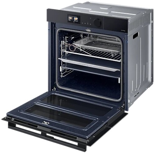 Otwarty piekarnik Samsung z rusztem do smażenia, pokazujący wnętrze z półkami i drzwiami.