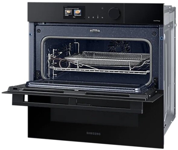 Otwarty czarny piekarnik z tacą w środku. Wyświetla ustawienia na ekranie. Marka Samsung.