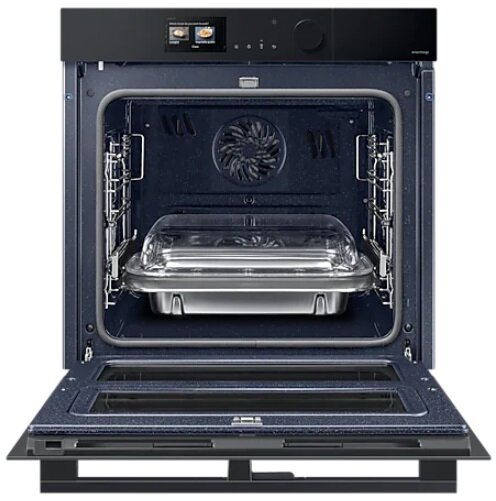 Otwarty piekarnik z blachą do pieczenia w środku. Wnętrze ciemnoniebieskie, czarna rama. Górny panel z wyświetlaczem.