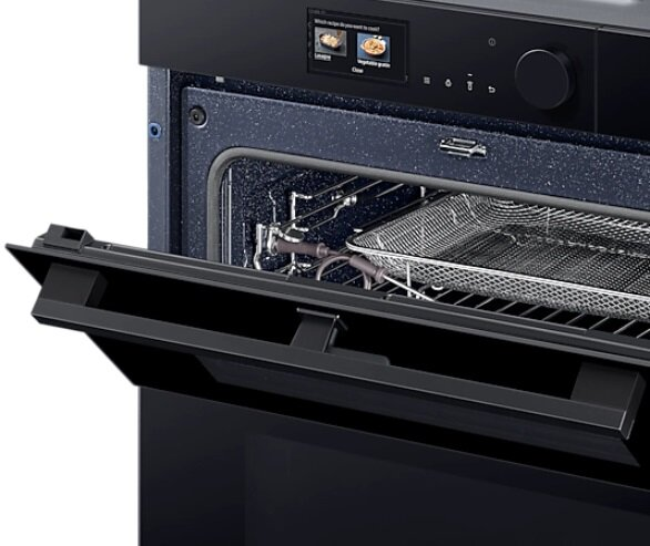 Zbliżenie wnętrza piekarnika z otwartymi drzwiami i koszem w środku.