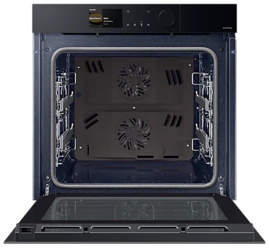 Wnętrze piekarnika Samsung z otwartymi drzwiami, pokazujące podwójne wentylatory i światło wewnętrzne.