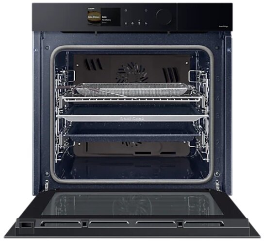 Otwarty wnętrze piekarnika. Widoczne są dwa ruszty, blacha do pieczenia i ekran. Wnętrze jest ciemnoniebieskie.