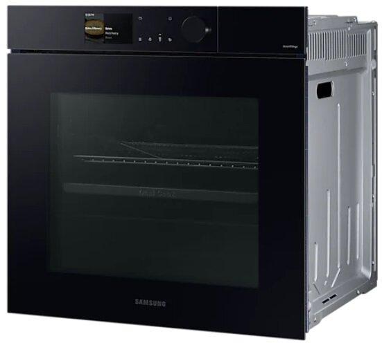 Czarny piekarnik z górnym panelem sterowania i częściowo otwartymi drzwiami, pokazujący wnętrze.