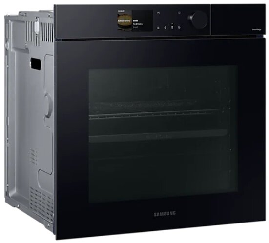 Czarny piekarnik Samsung, widok z przodu, otwarte drzwi, z oświetleniem wewnętrznym i panelem sterowania na górze.