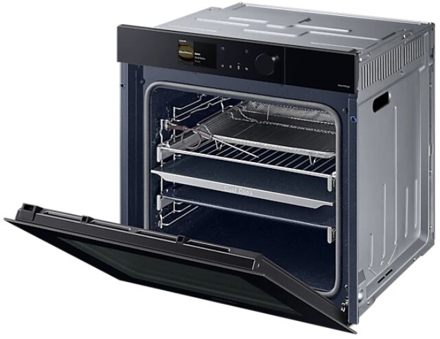 Otwarty piekarnik, czarna rama, wnętrze ze stali nierdzewnej z półkami.