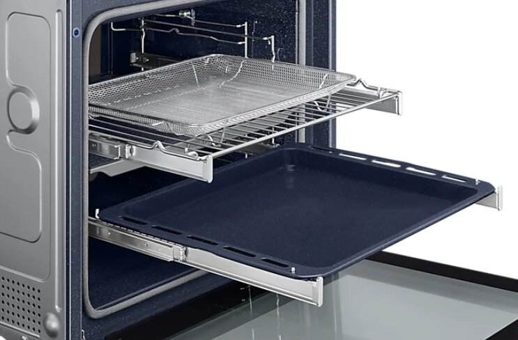Wnętrze piekarnika z tacami. Dwie tace są wysunięte. Metalowe wykończenie.