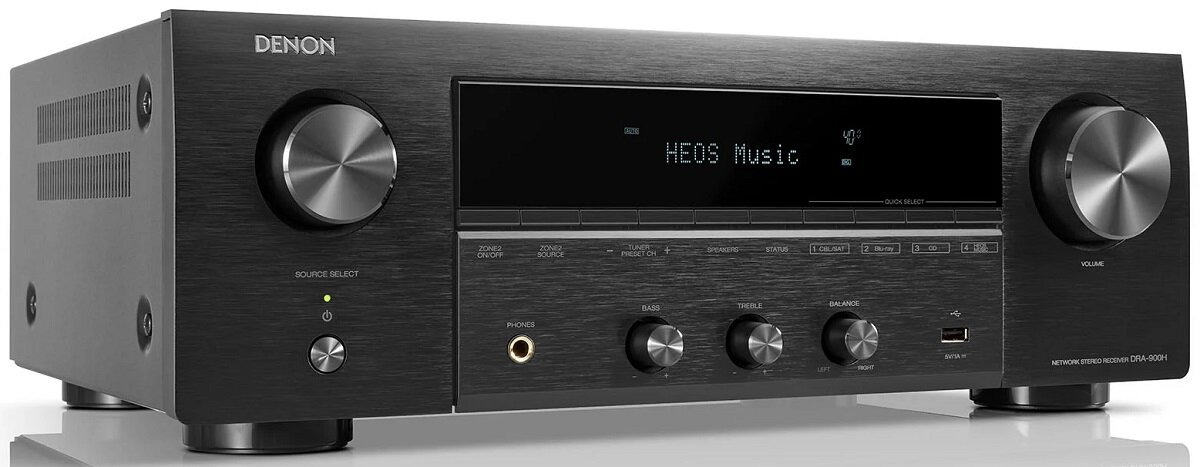 Czarny odbiornik audio Denon z wyświetlaczem pokazującym HEOS Music. Srebrne pokrętła i przyciski.