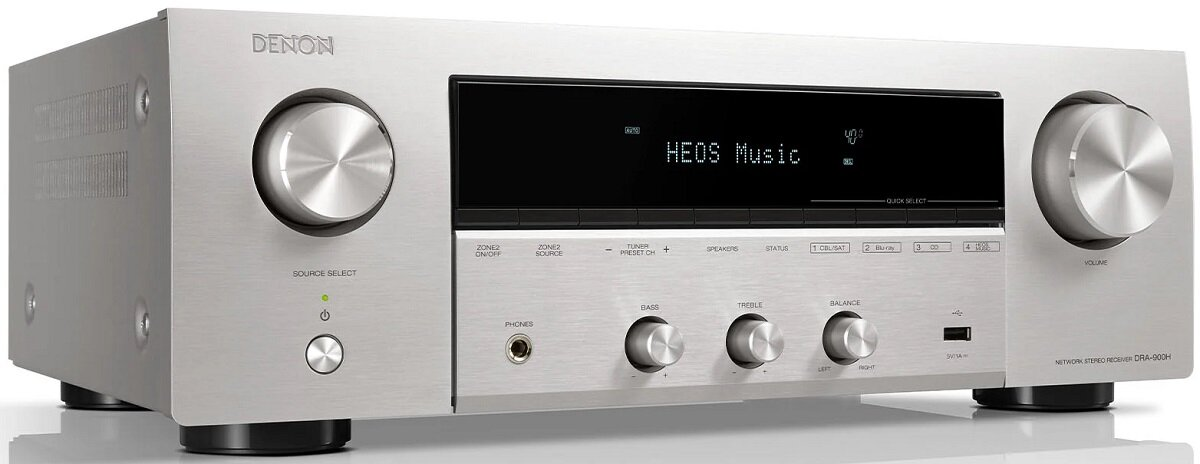 Srebrny odbiornik stereo Denon z wyświetlaczem i przyciskami.