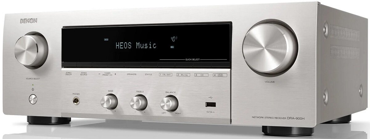 Srebrny odbiornik stereo sieciowy Denon z przyciskami i wyświetlaczem.