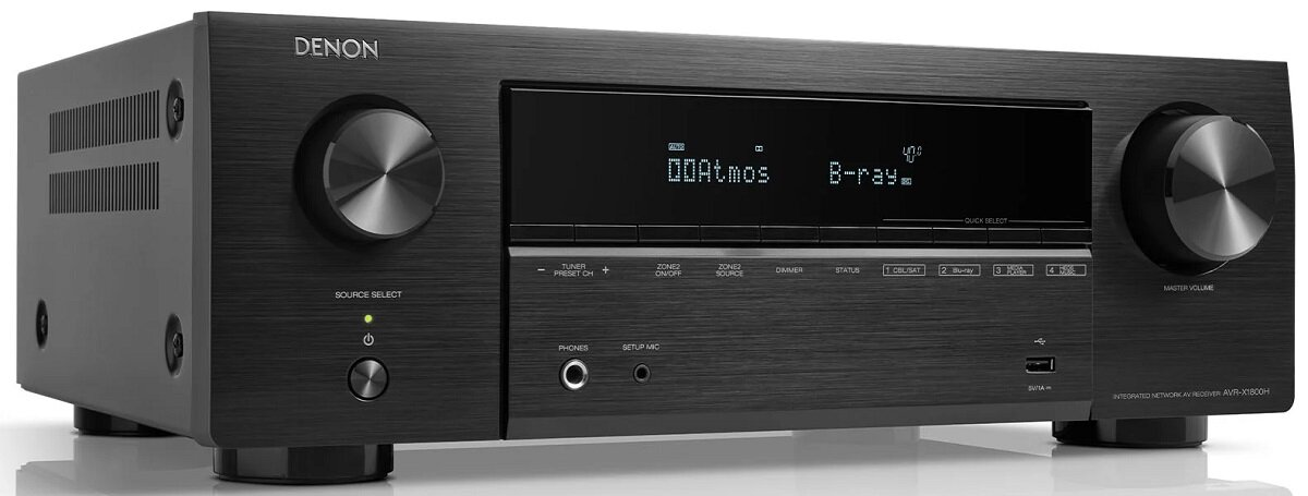 Czarny odbiornik Denon z wyświetlaczem i przyciskami. Widoczne pokrętła wyboru źródła i głośności.