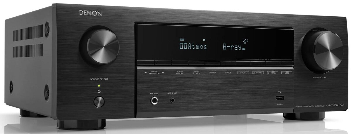 Czarny odbiornik audio Denon. Posiada wyświetlacz pokazujący Dolby Atmos i inne elementy sterujące.
