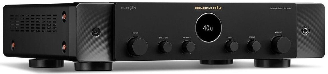 Czarny odbiornik stereo z wieloma pokrętłami i centralnym wyświetlaczem cyfrowym, na białym tle.