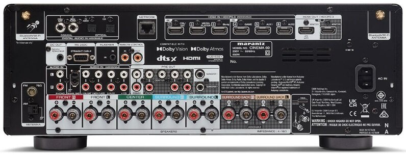 Tył wzmacniacza Marantz z licznymi wejściami i wyjściami, czarny.