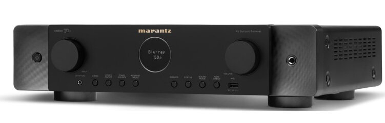 Czarny odbiornik Marantz AV surround. Posiada przyciski, wyświetlacz i pokrętło głośności. Na białym tle.