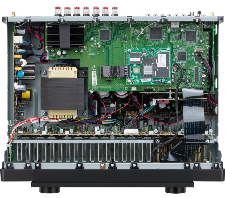 Wnętrze odbiornika. Zielone płytki drukowane, przewody i komponenty.