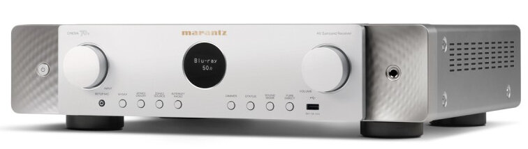 Srebrno-biały odbiornik Marantz AV Surround z przyciskami i wyświetlaczem.