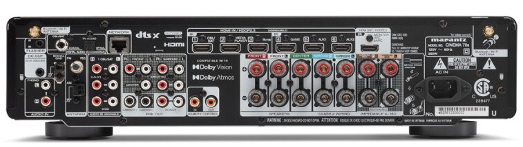 Tył czarnego odbiornika Marantz. Widocznych jest wiele portów i połączeń.