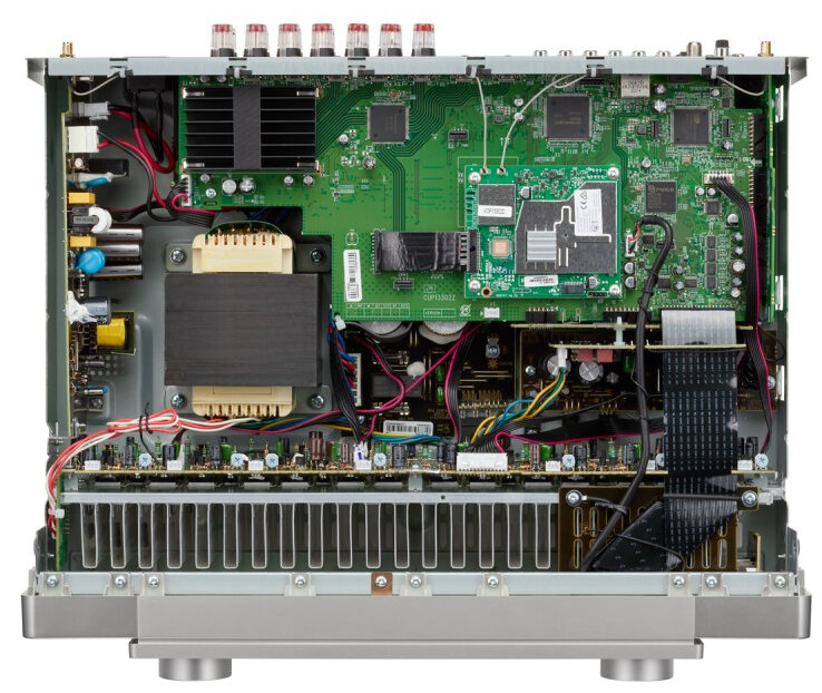 Widok wewnętrzny odbiornika Marantz z płytkami obwodów i komponentami.