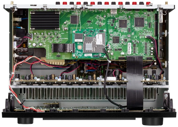 Widok wewnętrzny urządzenia pokazujący płytki drukowane, przewody i komponenty.