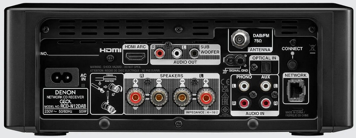 Tył czarnego urządzenia audio z wieloma portami wejścia i wyjścia.