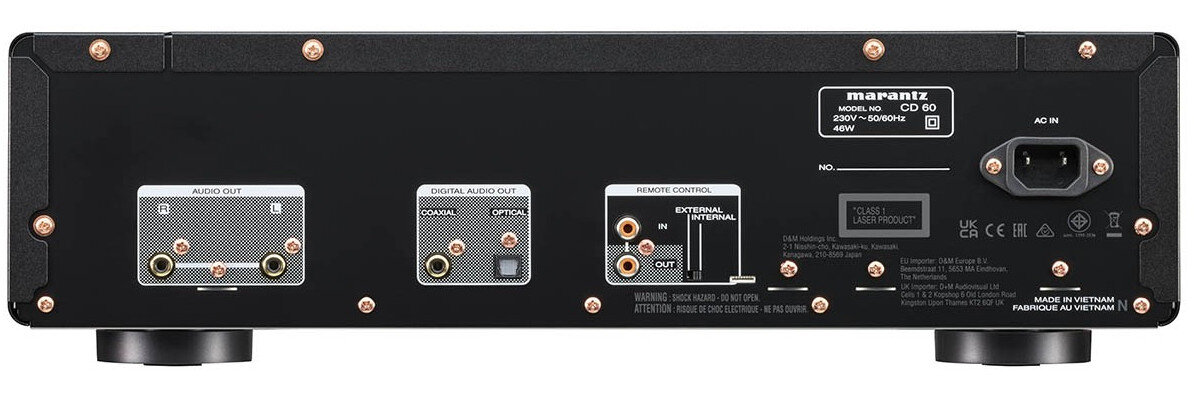 Tył czarnego odtwarzacza CD, z wyjściami audio, audio cyfrowym i zdalnego sterowania. Posiada wejście zasilania.