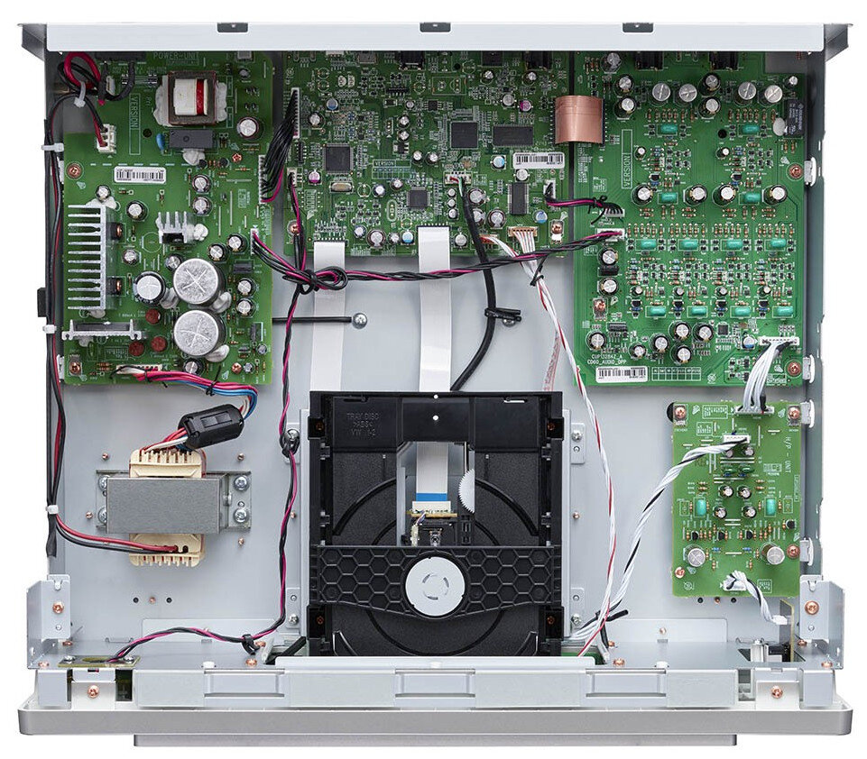 Wewnętrzne elementy srebrnego odtwarzacza CD audio, widoczne okablowanie.