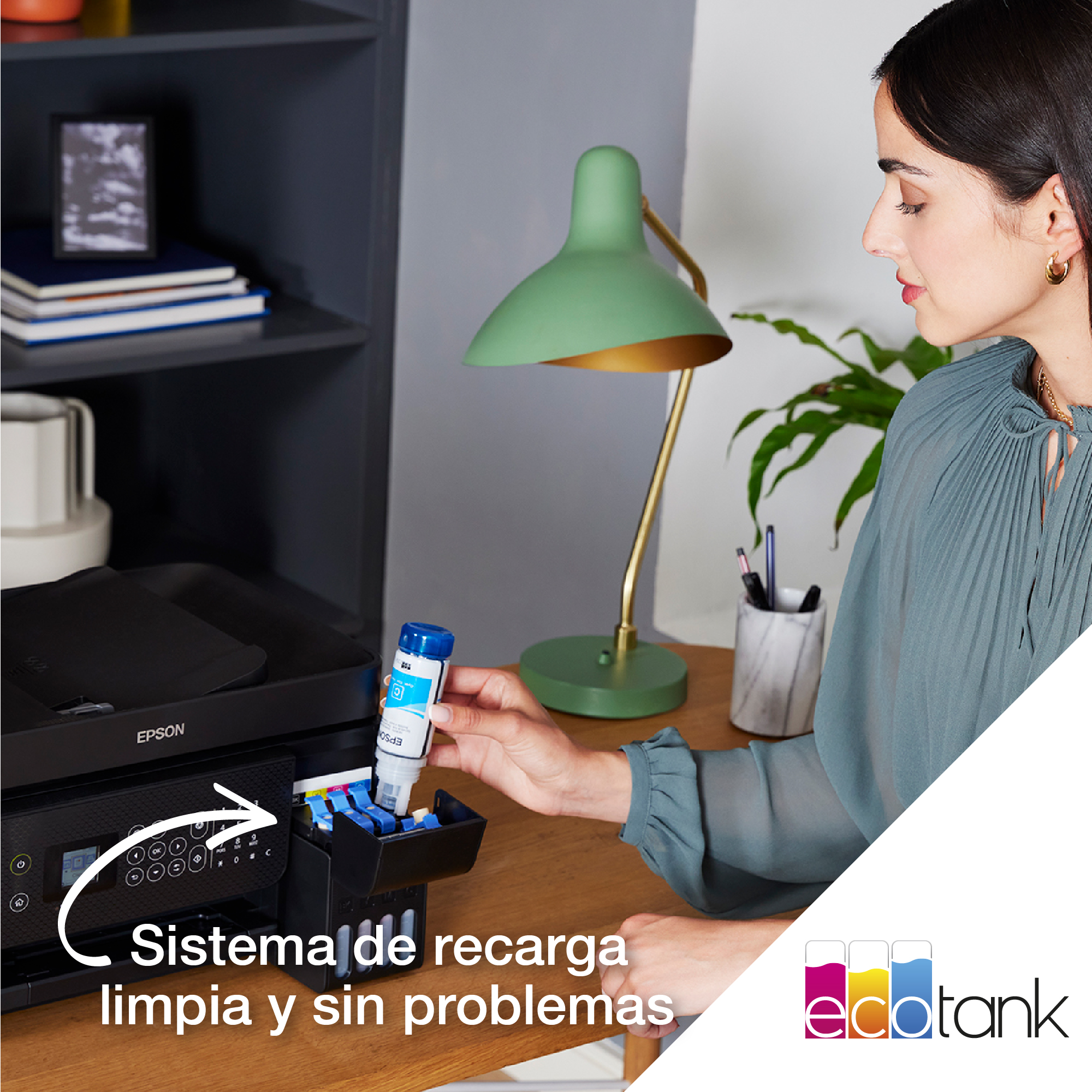 Mujer rellena tinta. Impresora en escritorio, lámpara a la derecha. Botella de tinta azul.