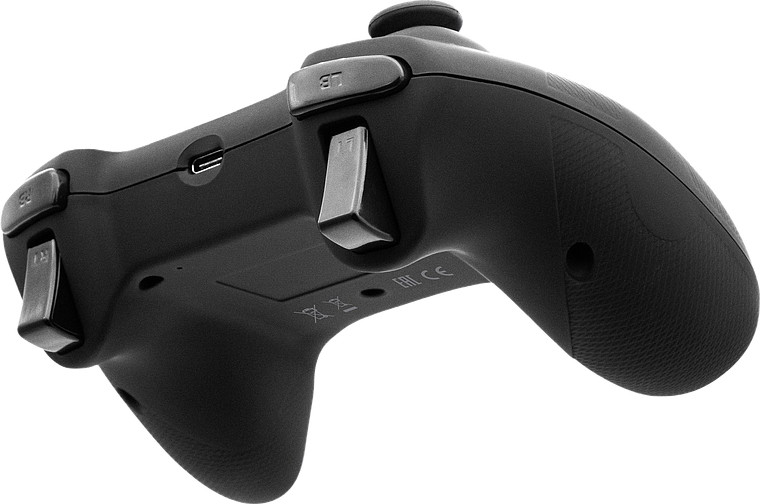 Schwarzer Gamecontroller, Unterseite. Hat Knöpfe, Trigger und einen USB-Anschluss, auf weißem Grund.