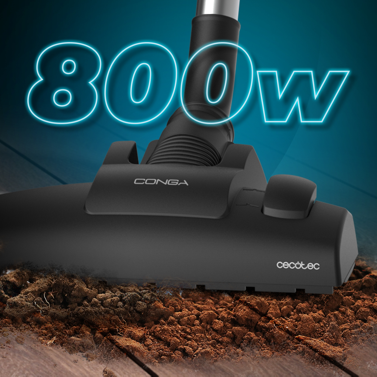 Primer plano de un cabezal de aspiradora negra en suelo de madera con suciedad y texto neón azul 800W.