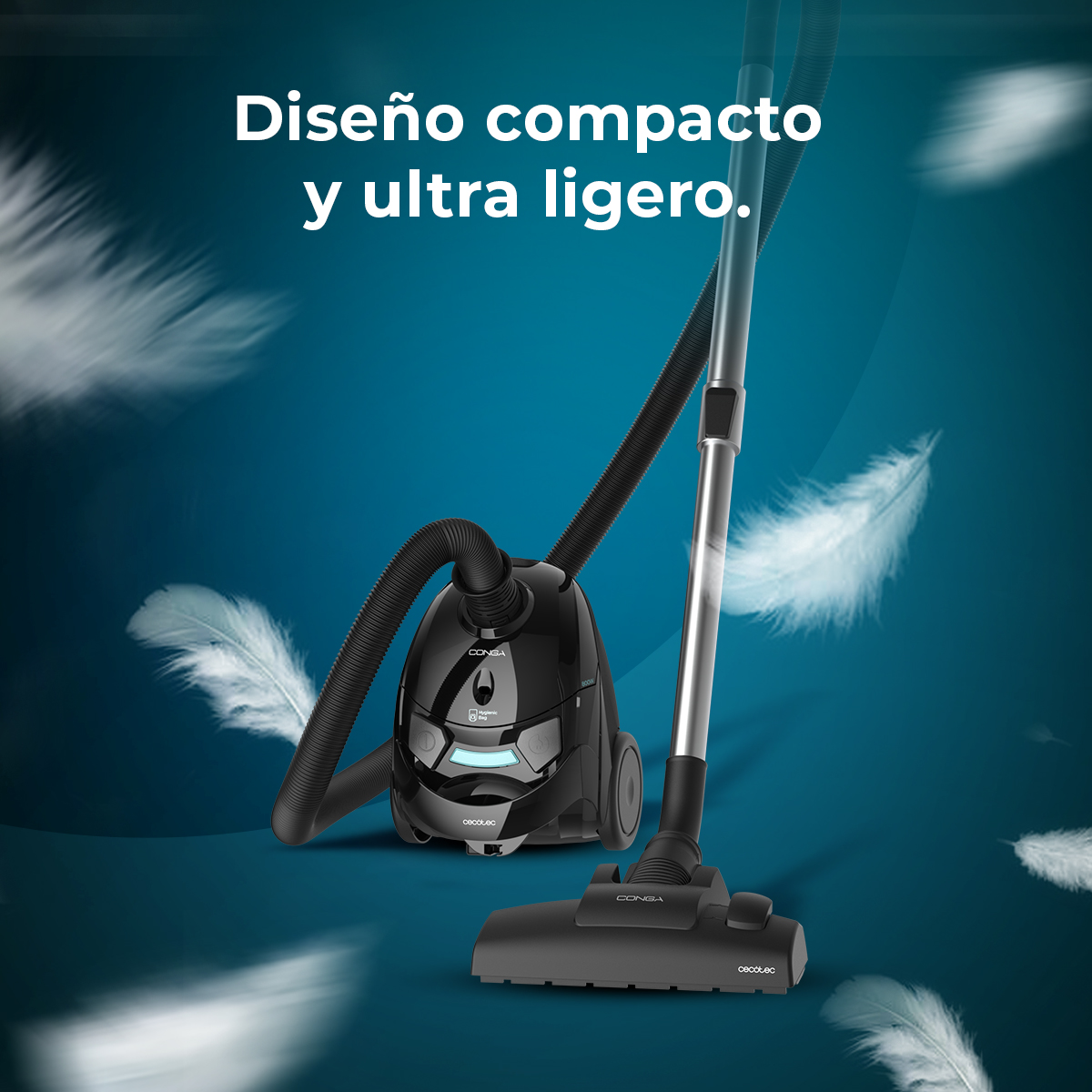 Una aspiradora negra con una manguera y un cabezal de limpieza sobre una superficie azul.