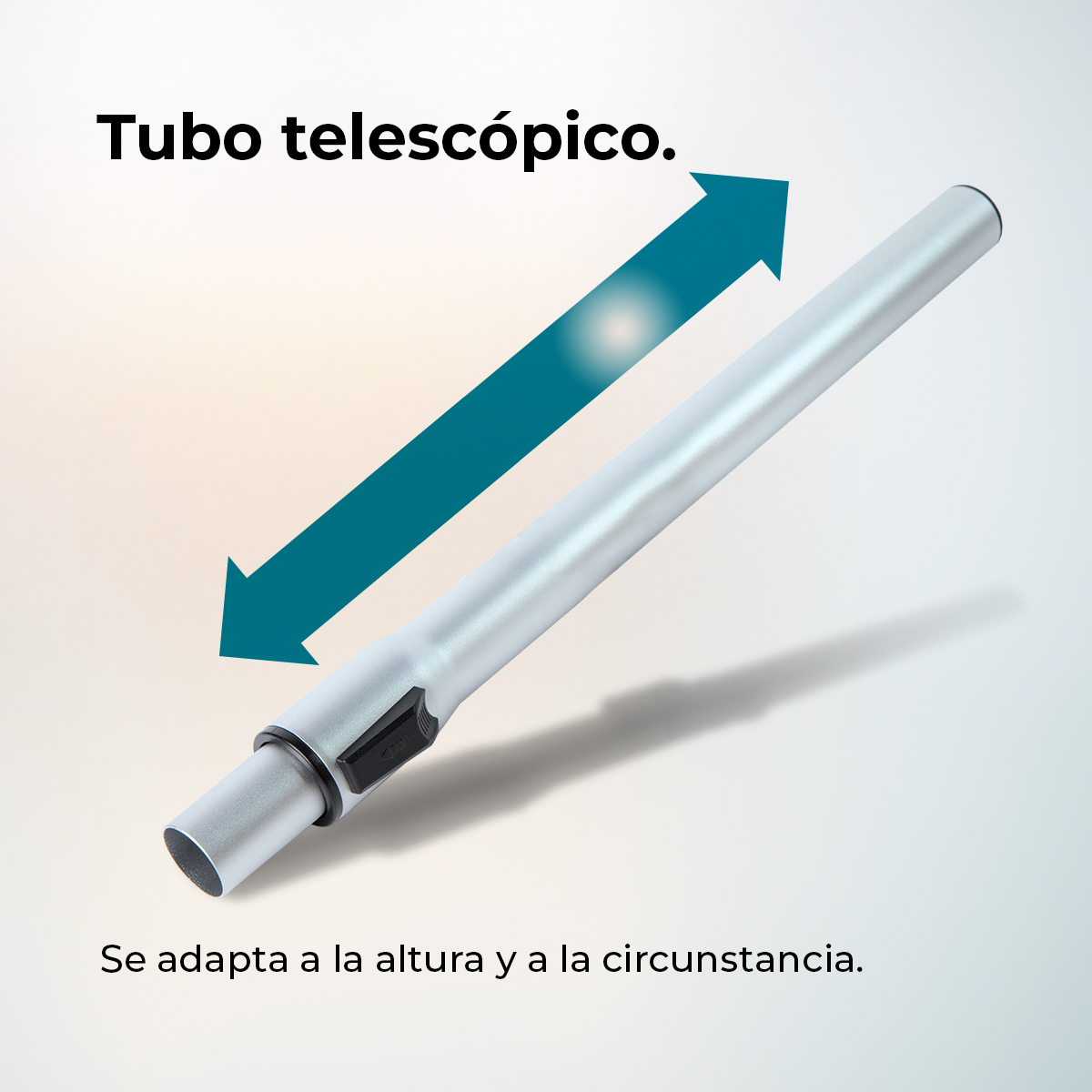 Tubo de aspiradora plateado con una flecha que muestra su extensión. Fondo blanco.