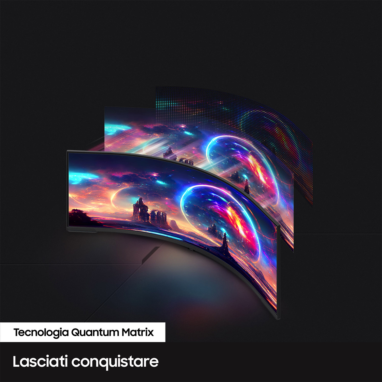 Tre monitor curvi che mostrano arte digitale colorata.