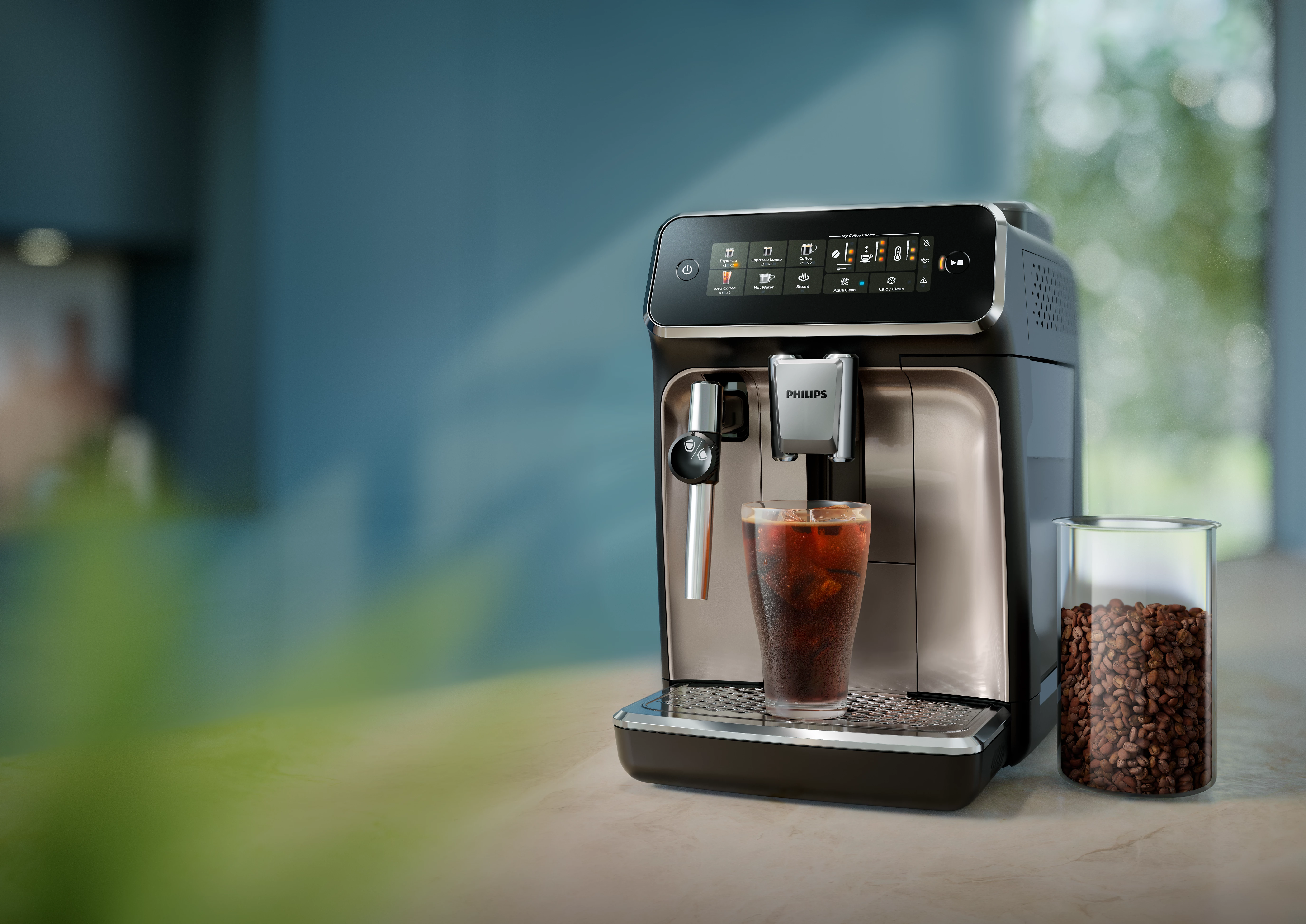 Macchina da caffè con caffè freddo e chicchi di caffè.