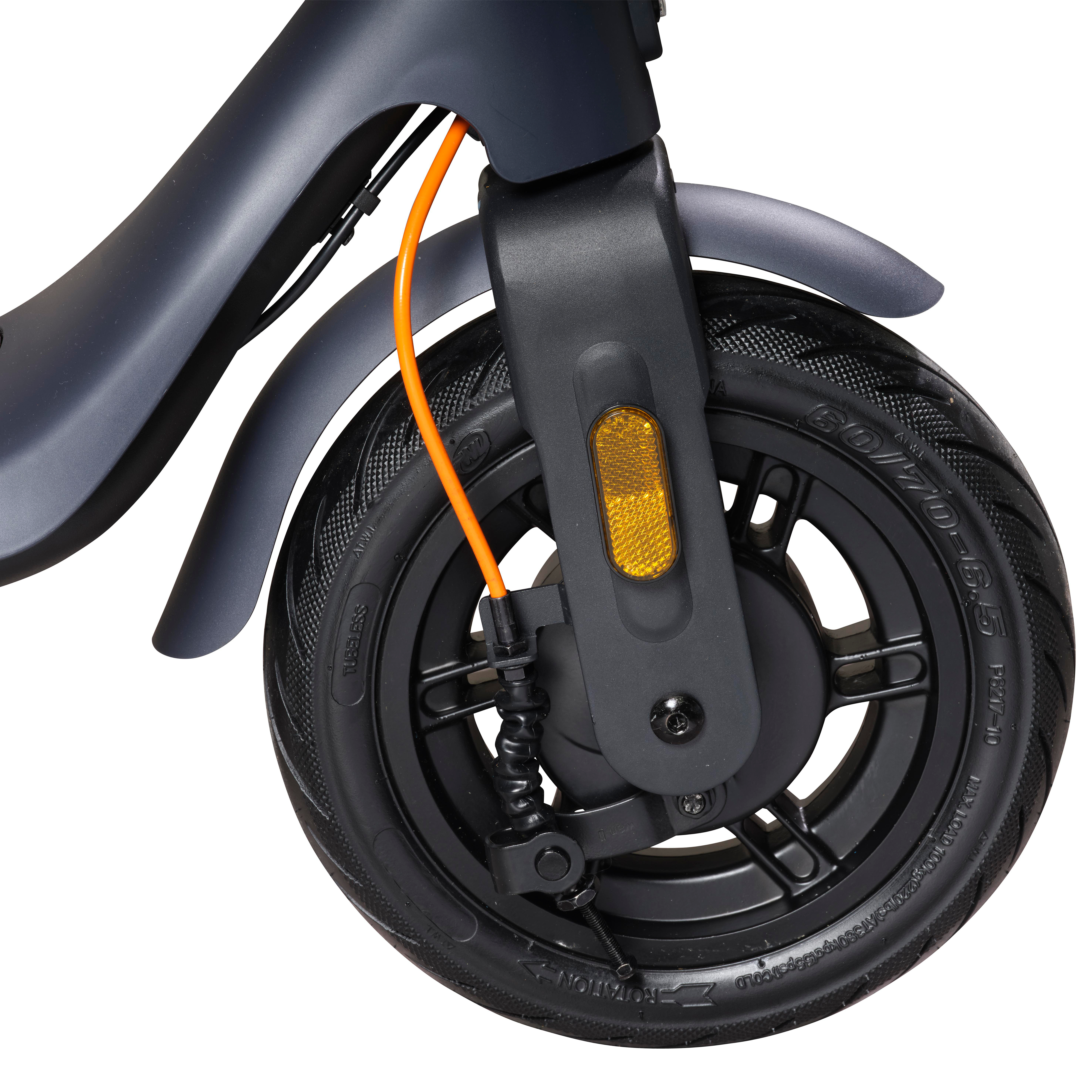 Nahaufnahme eines schwarzen Roller-Rads. Reifen und Kotflügel sichtbar. Oranges Kabel.