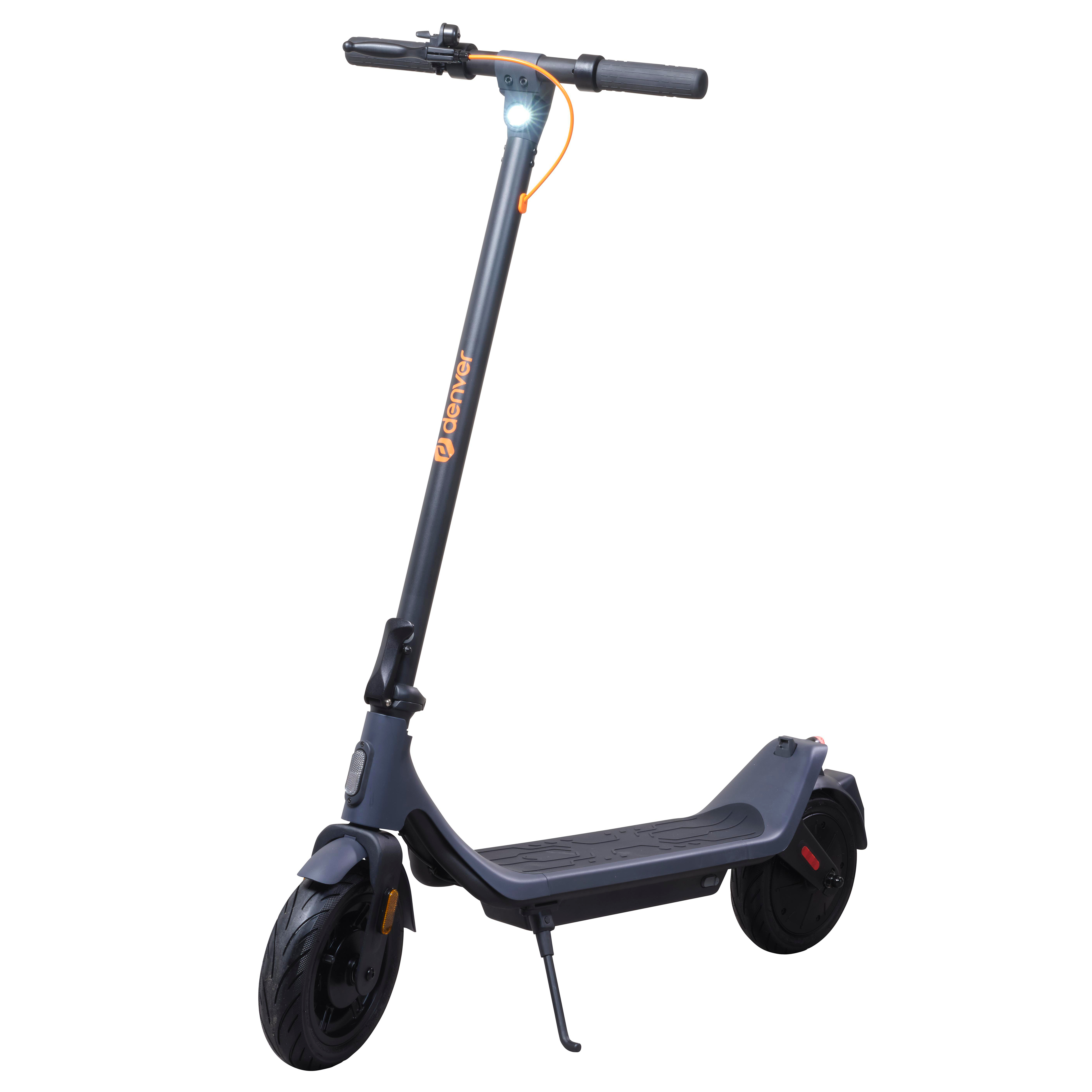 Grauer Elektroroller mit Scheinwerfer. Er hat ein schwarzes Deck und orangefarbene Akzente.