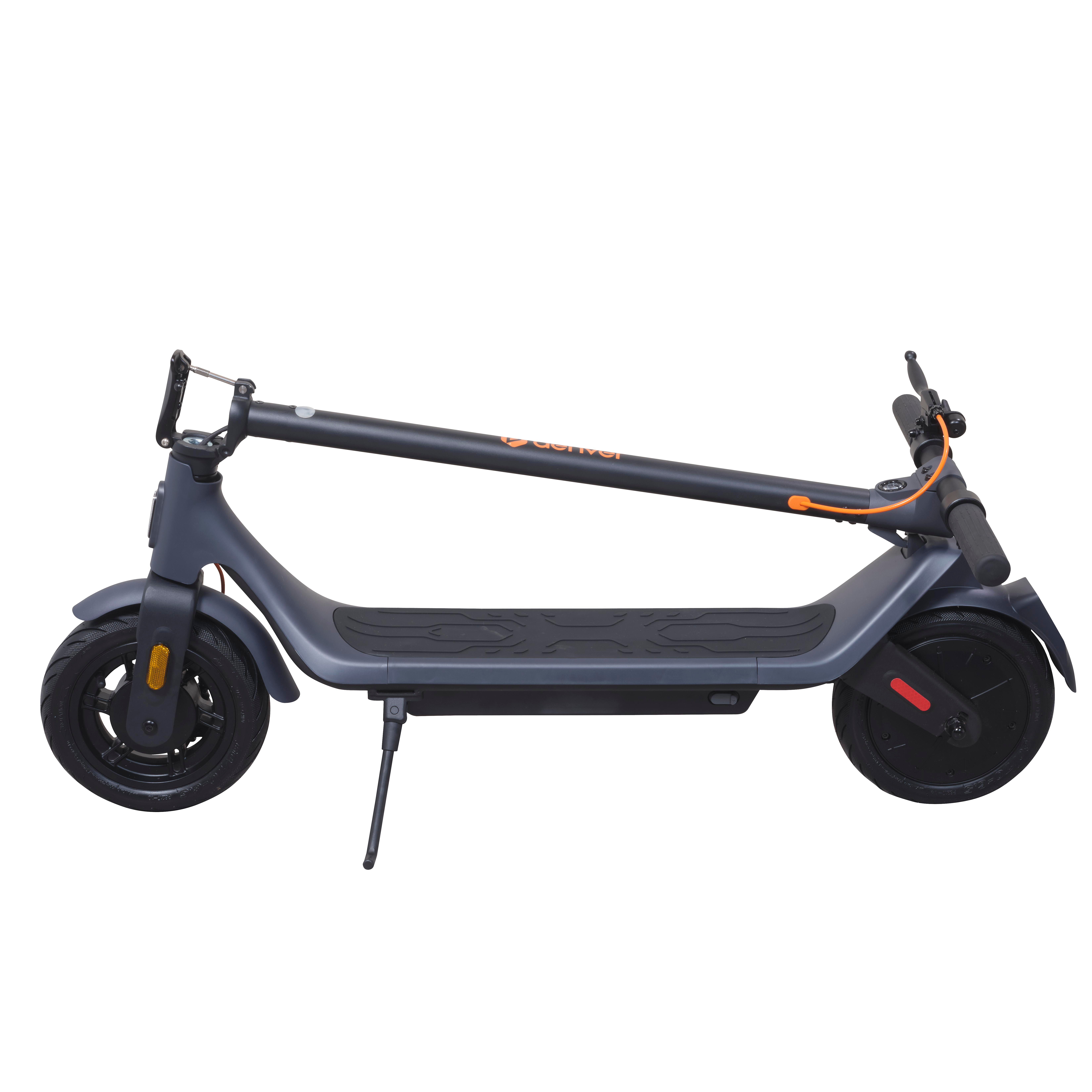 Grauer Elektroroller mit orangefarbenen Akzenten, zusammengeklappt, mit Rädern und Ständer.