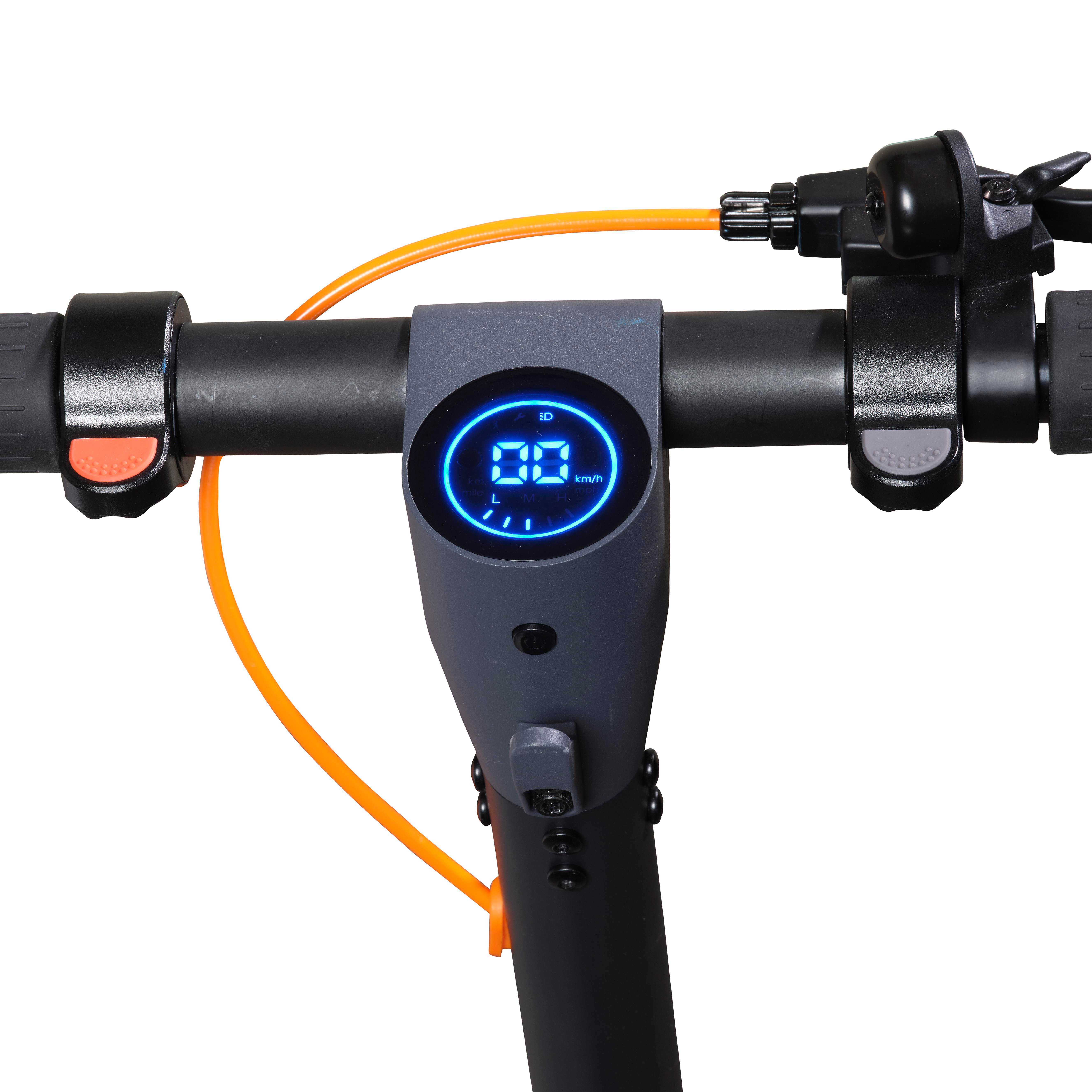 Roller-Lenker mit Digitalanzeige der Geschwindigkeit. Oranges Kabel und schwarze Bedienelemente.