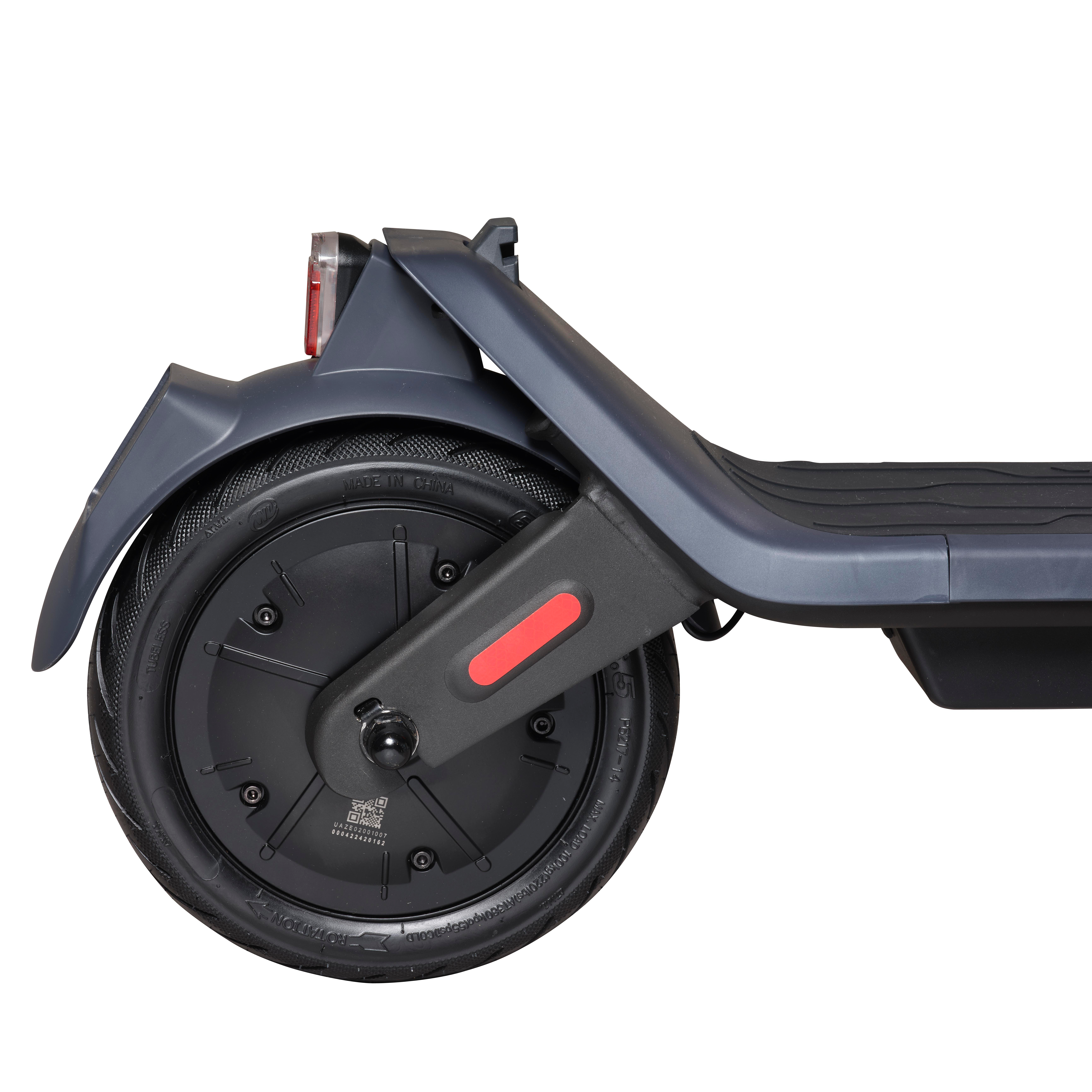Nahaufnahme des Hinterrads eines Rollers. Das Rad ist schwarz und der Körper grau.