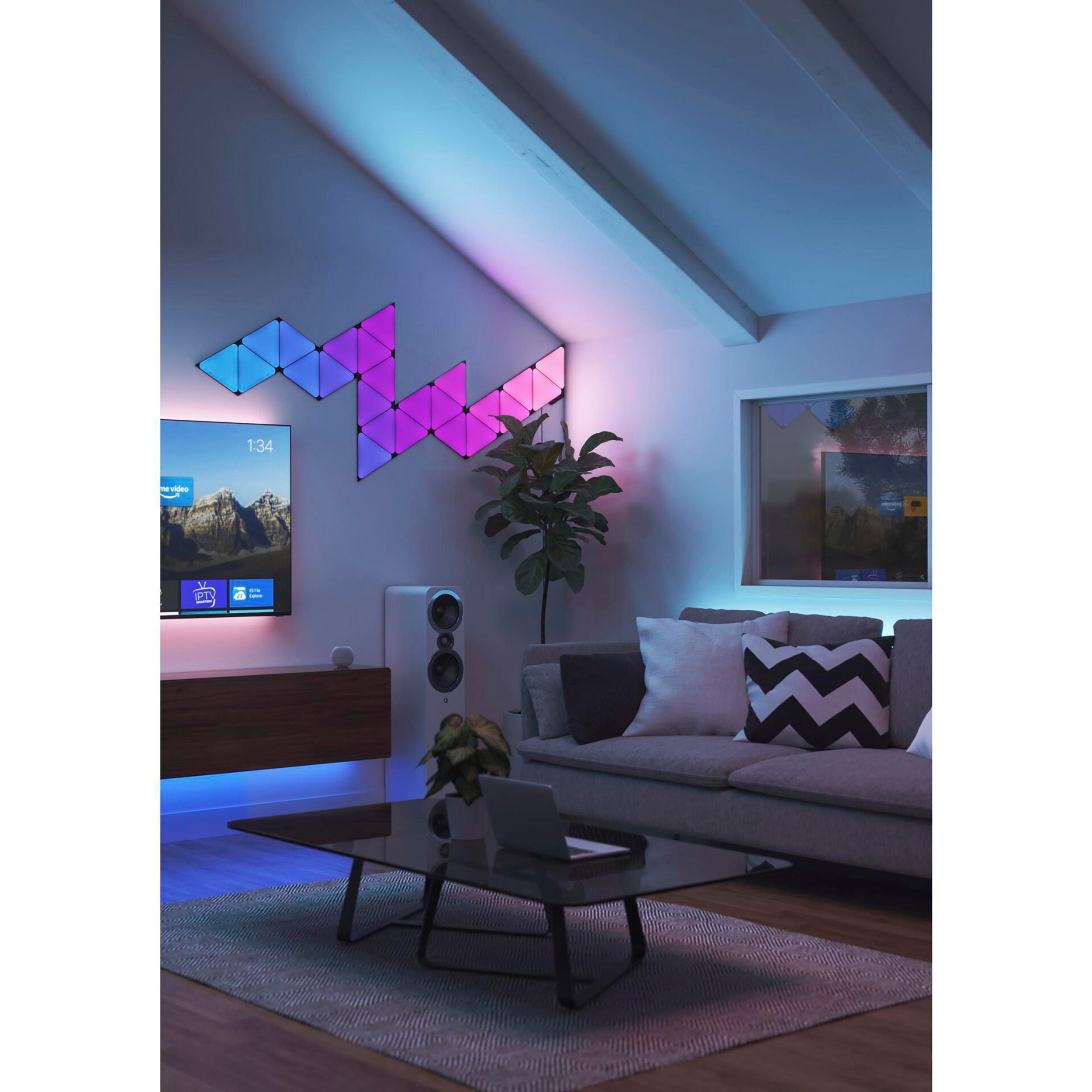 Modernes Wohnzimmer mit farbwechselnden Lichtpaneelen an der Wand und einem Fernseher.