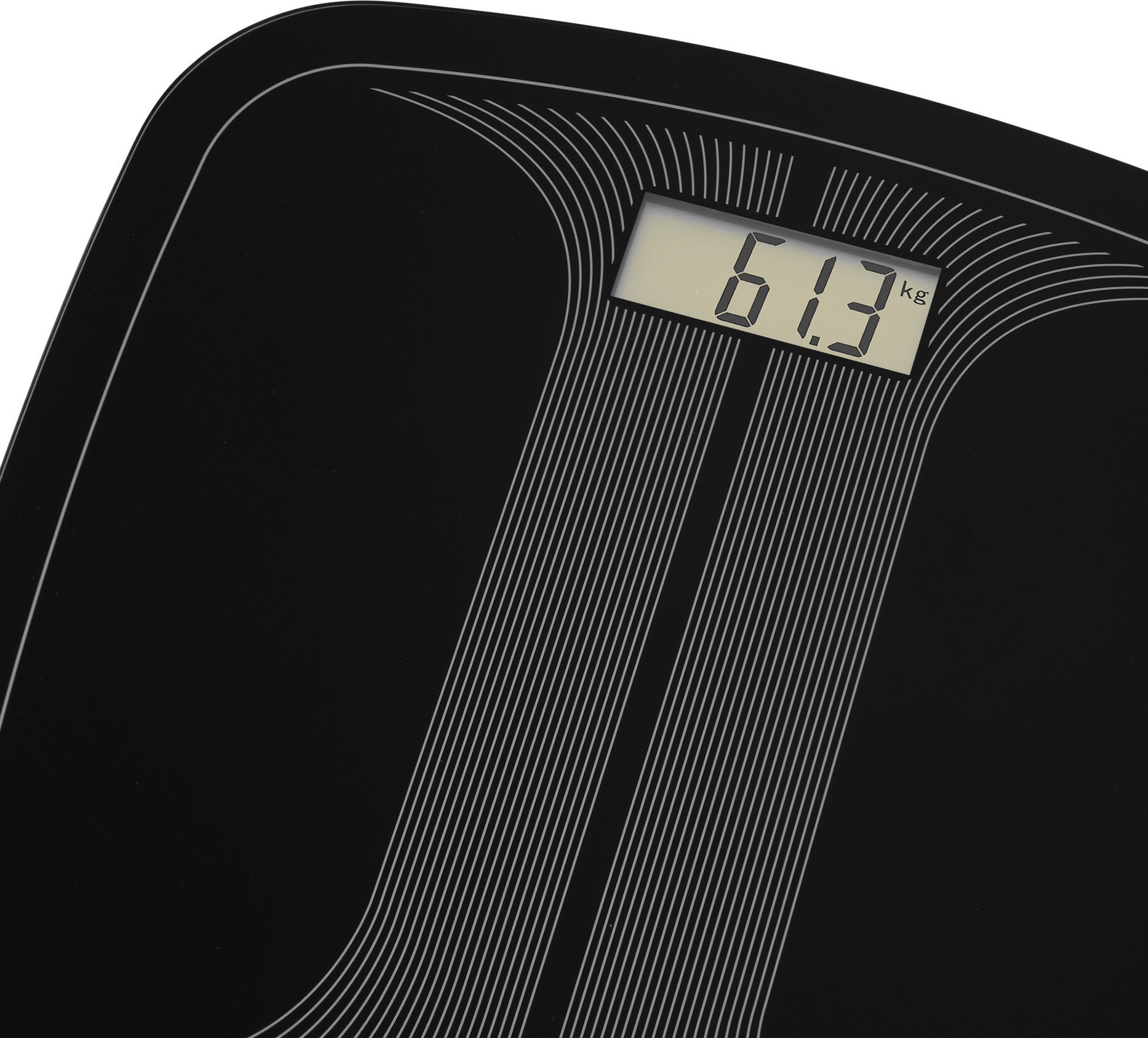 Egy fekete mérleg digitális kijelzővel, amely 61,3 kg-ot mutat. A mérleg felületén fehér vonalak vannak.