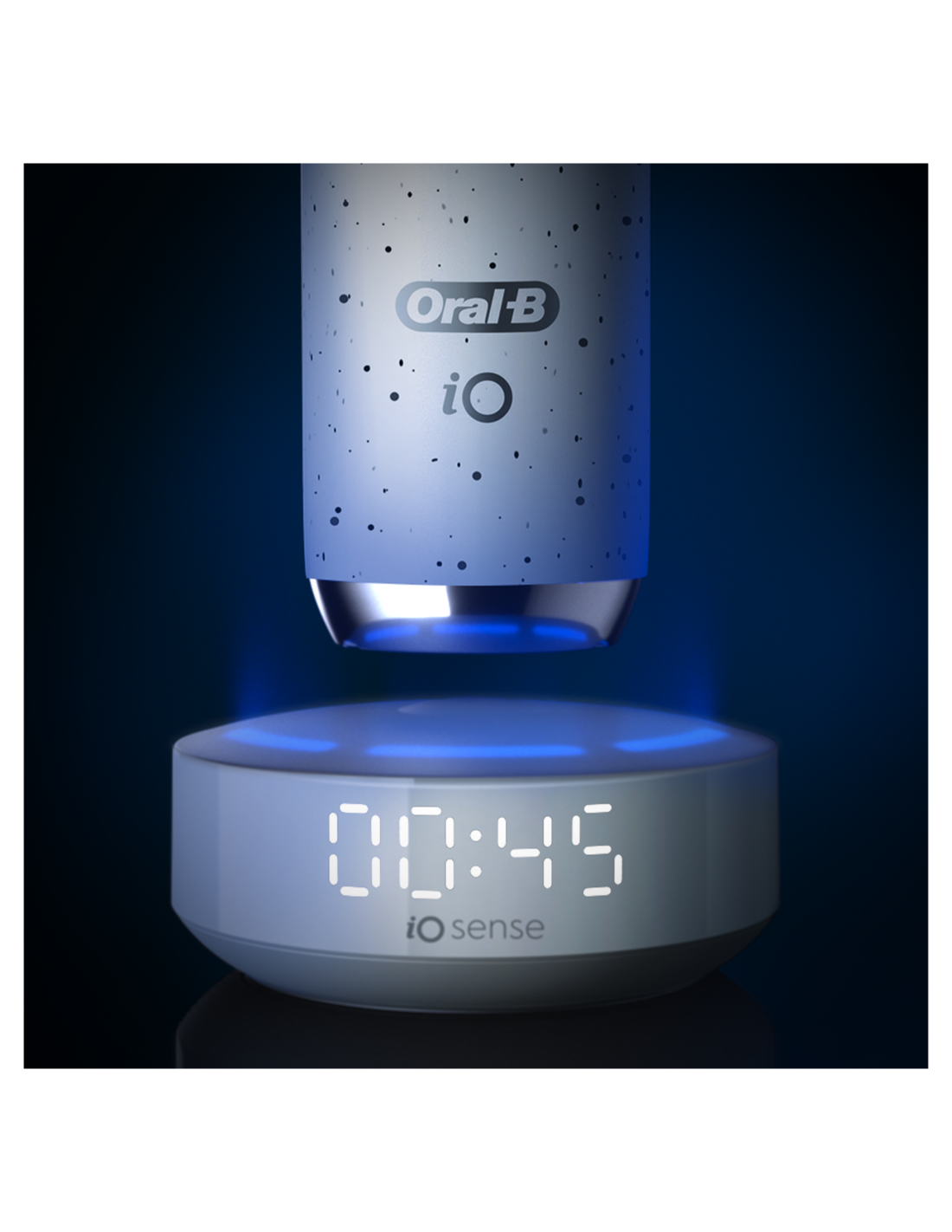 Beyaz Oral-B iO Series diş fırçası, bir zamanlayıcı gösteren bir tabanda şarj oluyor.